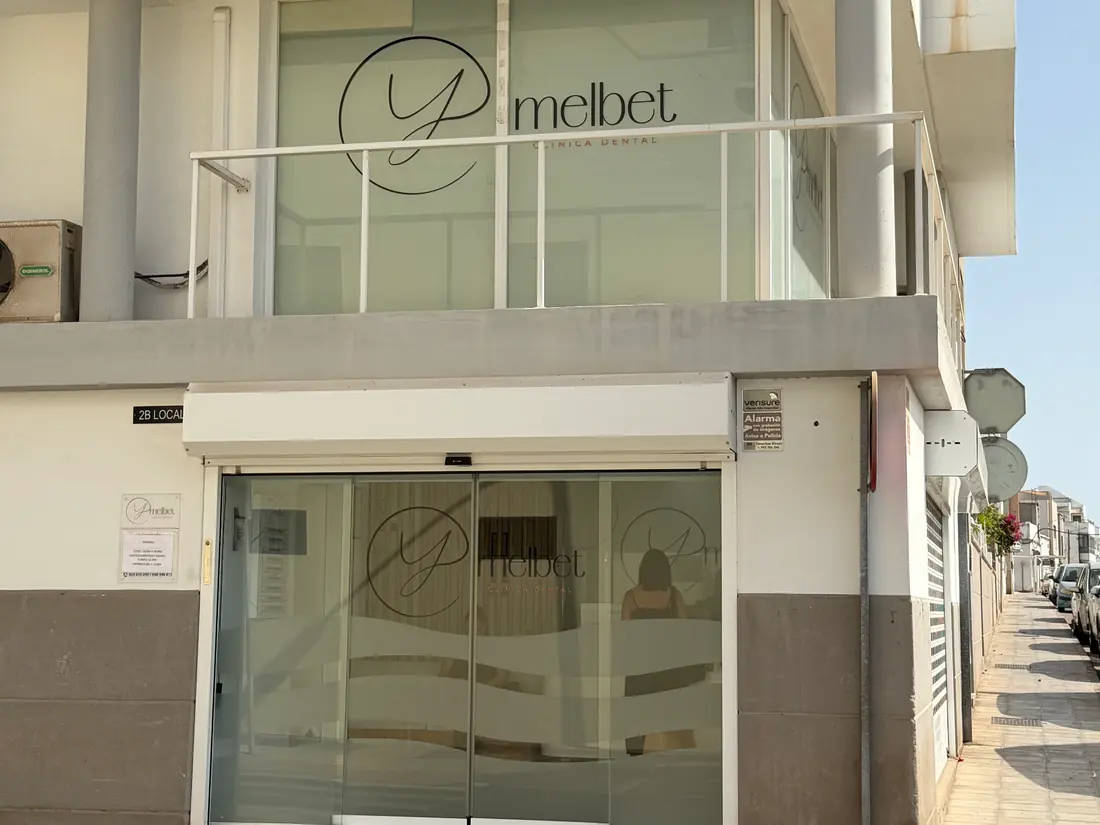 Fachada y entrada de la Clínica Dental Ymelbet en C/ La Férmina 2B, Arrecife