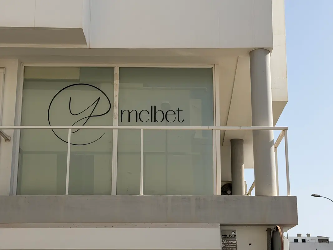 Fachada de la clínica con el logotipo de Ymelbet en las ventanas