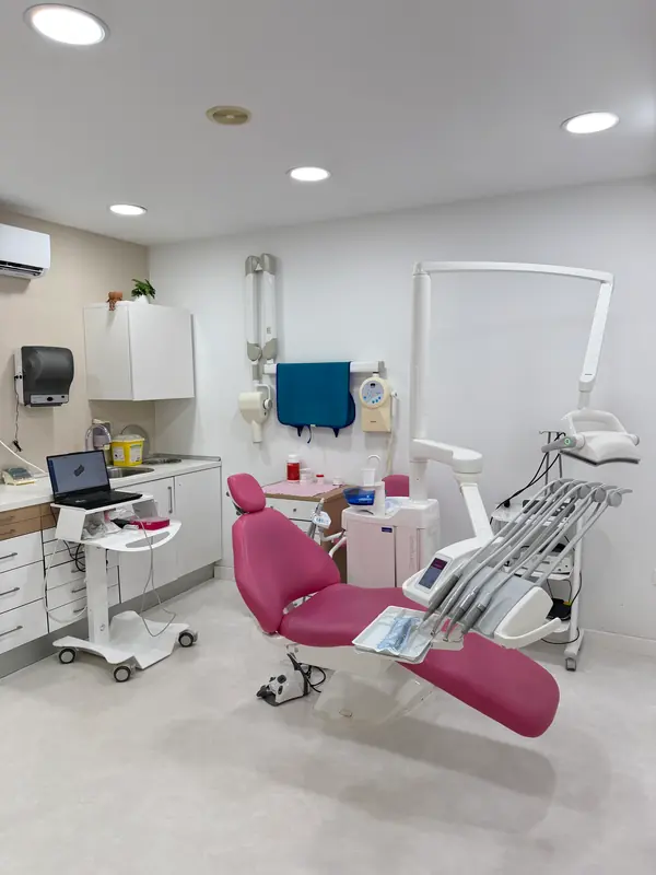 Gabinete dental con sillón y equipo de tratamiento