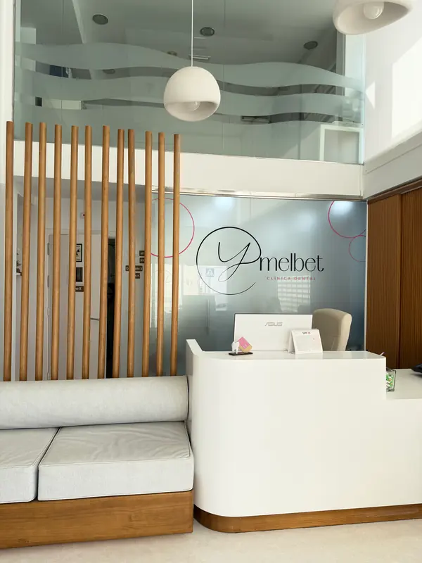 Recepción de la clínica con el logotipo de Ymelbet